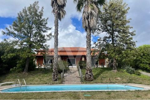À Alverangel, paroisse de São Pedro de Tomar, nous trouvons cette villa, d’environ 167m2, composée d’un rez-de-chaussée, d’un grenier et d’une annexe sur un terrain de 2000m2 entièrement clôturé. En nous promenant dans son magnifique jardin, nous tom...