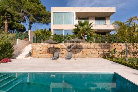 Lucas Fox presents this luxurious house in Lloret de Mar, just a stone's throw from an idyllic beach and in an incredibly quiet area. The area has access to the charming Sa Tortuga cove just 300 meters away and is close to the picturesque Cala d'en T...