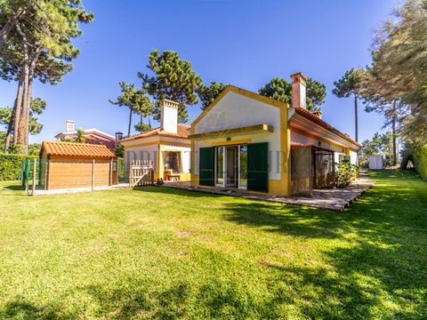 Magnificent 4 bedroom villa next to the golf course Between the tranquility and proximity to the sea, there is this magnificent 4 bedroom detached detached villa in Herdade da Aroeira, set in a plot of 900m2, with 4 bedrooms, 3 bathrooms, garage for ...
