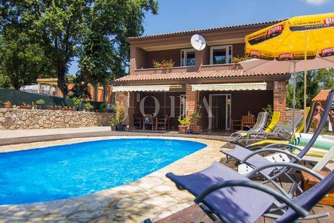Location: Primorsko-goranska županija, Krk, Krk. A detached house for sale with two two-story apartments, a swimming pool and a view of the sea in the vicinity of the town of Krk. The house with an area of 160 m2 is divided into two two-story apartme...