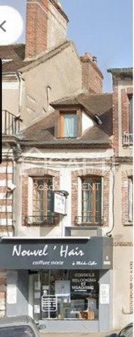 à saisir immeuble de rapport avec appartement et local commercial dans la jolie ville historique de Villeneuve sur Yonne, rue principale commerçante. Ce bien comprend un local commercial au rdc (actuellement joli salon de coiffure) d'une surface d'en...