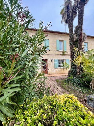 Beautiful Gironde house to update. This beautiful stone house has great potential for conversion: A kitchen with dining area, a lounge/dining room, five beautiful bedrooms and two shower rooms. There is also a large conservatory with two additional r...
