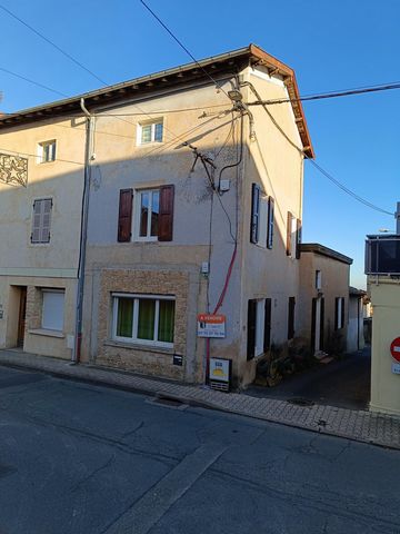 In the heart of Beaujolais, in the center of the village of Villié-Morgon, I offer you this village house. A stone's throw from nurseries, schools, colleges and shops, your future home consists of a ground floor including a kitchen leading to a livin...