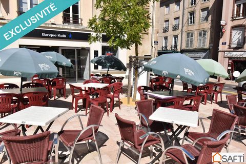 Superbe affaire de bar avec sa belle terrasse ensoleillée en plein centre historique de Mirecourt