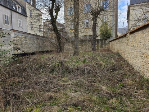 extremely rare plot of land of 376m2 in the city center of Dijon towards rue Jeannin, house in the backyard built with possibility of extension, interior layout to be completed entirely. To visit and assist you in your project, contact your local rea...