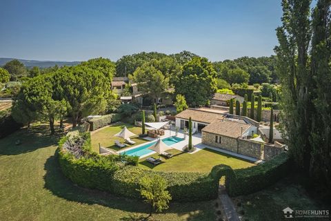 This 18th century farmhouse is surrounded by landscaped gardens on approximately 2 hectares with beautiful views of the Monts du Luberon. A quiet area in nature but less than 15 minutes walk from the village. Facing South, South-West, the buildings o...
