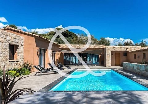 Co-Exclusivity Magnificent contemporary villa located in Porto Vecchio, in a secure estate, 5 minutes from the beaches. Villa of 170m2 on a plot of 1300m2 composed as follows: Large living room open onto a fitted kitchen with a huge bay window openin...