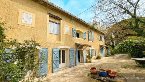 Caderousse, 5 minutes from the A7/A9 Orange interchange, 30 minutes from Avignon TGV station I invite you to discover this pretty Semi-detached Mas to restore of approximately 267 m2 + outbuildings of 178 m2 and attic of 30 m2 on a wooded and flowere...