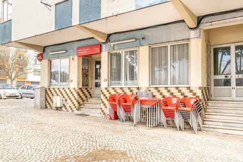 I present you an excellent business opportunity. A pleasant Snack-Bar, in one of the most central areas of Alto dos Bonecos, consisting of 2 floors, with a total area of approx. of 85m2, with a good atmosphere and an excellent space for the public, w...