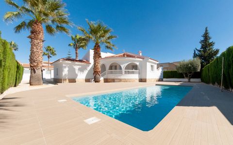 Villa for sale in Ciudad Quesada, Alicante, Costa Blanca The house is located on a 586m2 plot, of which we find more than 190m2 built. The house with 3 bedrooms and 3 bathrooms, living room, dining room, kitchen, terrace, solarium, garden with privat...