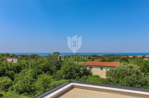 Location: Istarska županija, Poreč, Poreč. Poreč, penthouses with a panoramic view of the sea! This modern newly built building with four residential units is located in the immediate vicinity of the city center, only 500 m from the sea. Two-story ap...