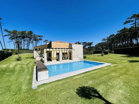 Magnificent 4 bedroom villa in Ofir, Esposende. This unique villa located in a prime area has 4 bedrooms (2 of which are suites), living room with plenty of natural light and overlooking the pool and garden, equipped kitchen and laundry and garage fo...