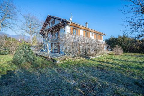 Ref. 827SR: Divonne-les-Bains, Vésenex sector, close to the border, you will be charmed by this detached house of 11 rooms with a surface area of 350m2 built in 1971 on 3 levels on a plot of 1'500m2. It is composed of a fully equipped kitchen, a livi...