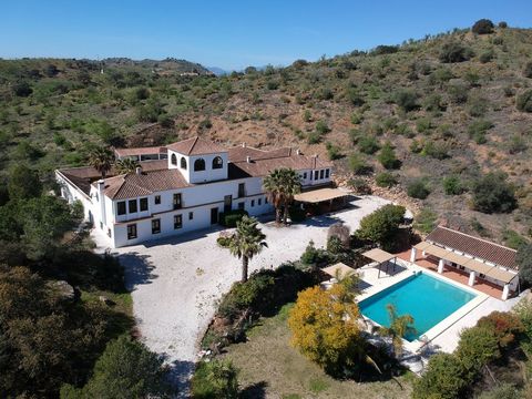 Exquisite country estate with tourist license for 22 guests, comprising the primary residence alongside an independent owner's or caretaker's villa. Positioned at the heart of Andalusia, the estate is ideally located for exploring picturesq...