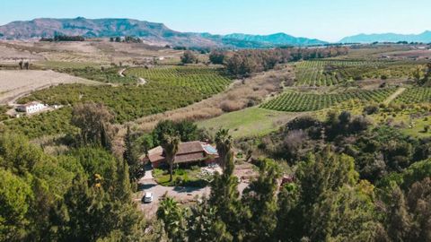 What an OASE! Do you want to own your own estate in the interior of Malaga? We offer you a small estate with 3 houses and 75,000 m2 of partially irrigated land. Despite its rural location just 10 minutes' drive from all the amenities of the vill...