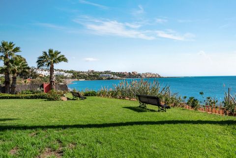Unique front-line beach townhouse in Estepona offers breathtaking panoramic views of the Mediterranean, the port of Estepona, Gibraltar, and the African Coast. This south-facing property boasts direct access to the beach and the new paseo, making it ...