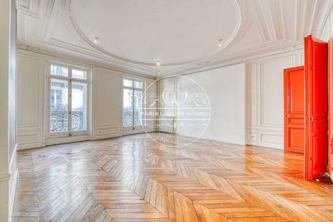 FOR SALE PARIS 8TH - PARC MONCEAU - PRESTIGIOUS PROPERTY - Located on the edge of Parc Monceau and Villiers, on the 2nd noble floor of a beautiful luxury Haussmannian building with elevator, we offer you this reception apartment with a surface area o...