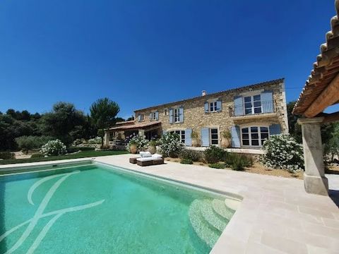 JOHN TAYLOR offers for sale a magnificent property in Gordes, offering exceptional views of the Luberon. SURROUNDINGS OF THE PROPERTY: The residence is situated on a vast plot of over 5000 m², providing a panoramic 180° view of the Luberon. Its privi...