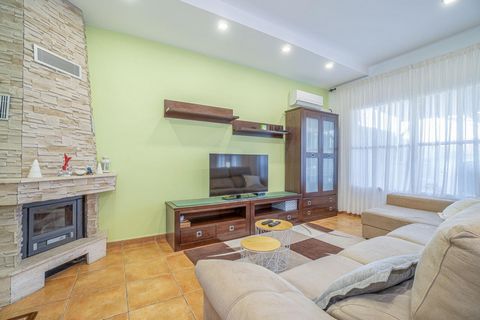 Welcome to this stunning townhouse in the quiet and residential village of Torroella de Fluvià! With four bedrooms, three bathrooms, and a large separate living room, this property is perfect for any family looking for a comfortable and cozy home. Th...