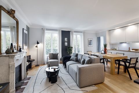 Splendid renovated and furnished apartment located on Av. de Breteuil, in the Invalides district. It is located on the 2nd floor and is close to the Ségur, Sèvres-Lecourbe and Duroc stations. Nearby attractions include Le Bon Marché, Hôtel des Invali...