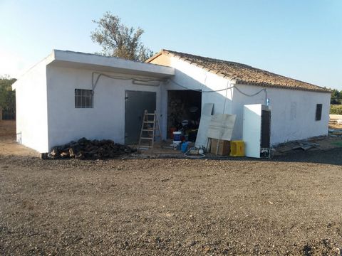 Finca in a rustic location for sale in Altea la Vella Located on a plot of land that is completely flat and only 400 metres from the centre of Altea la Vella and its restaurants, this property offers the opportunity to build a new home, with a maximu...