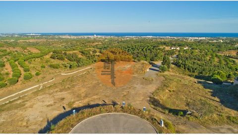 Plot of land intended for the construction of a detached house of maximum typology T5, with 2 floors and basement. (Authorized construction of approximately 500m2) This plot with an area of 2089m2 is located in the Mount Nicklaus Urbanization in the ...