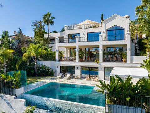 Incredible modern villa with prime location in El Herrojo.  This is a truly spectacular modern villa in the exclusive gated community of El Herrojo in Benahavís. This residence offers a prime location, providing stunning views of the surrounding area...