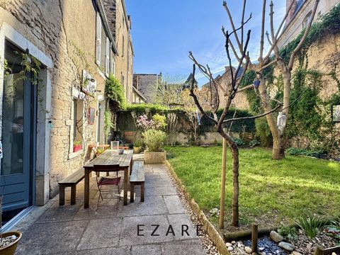 Nestled in a small cul-de-sac in the historic centre of Beaune, discover this large family home and its beautiful garden entirely enclosed by walls: peace and quiet guaranteed in the heart of the city! Passing through the front door, you will discove...