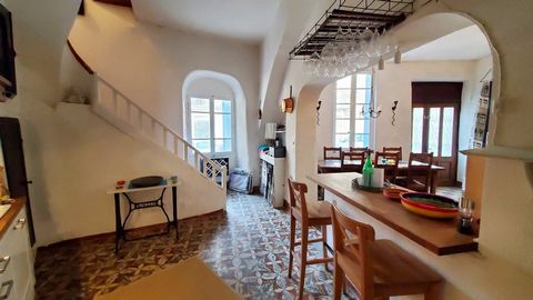 Located in Autignac, a village offering all amenities just 15 minutes from Béziers, 20 minutes from the highway, and 30 minutes from the beaches, this charming village house offers an ideal living environment. With a living area of approximately 70 m...