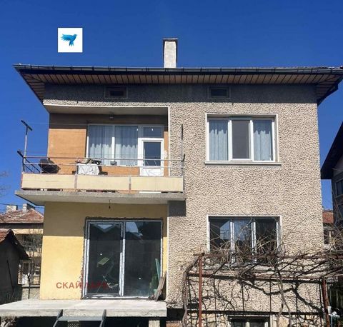 Sky Lark Agency presents for sale a wonderful property in the center of the town of Skai Lark Velingrad, at the same time in a quiet, undisturbed by cars place, namely: a detached two-storey house with a yard. The property consists of: basement floor...
