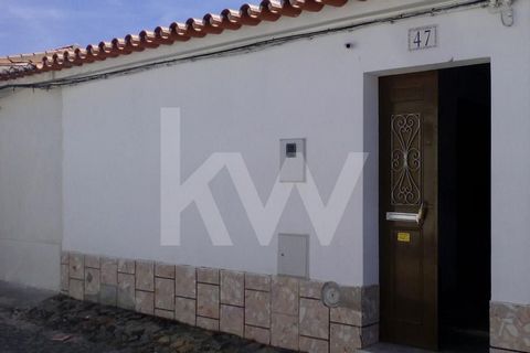 SINGLE STOREY HOUSE WITH OUTDOOR SPACE IN VILA DA VIDIGUEIRA IN BEJA In the friendly village of Vidigueira, single storey house, with land and outdoor garden. TO REMODEL TO YOUR LIKING!! With 2 bedrooms, kitchen/living room, 1 bathroom, circulation h...