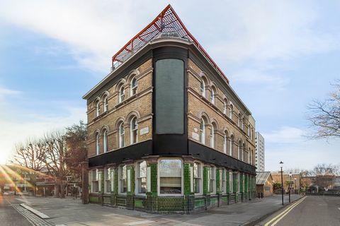 Este hermoso edificio victoriano en Notting Hill presenta una oportunidad excepcional para adquirir un interés de propiedad absoluta de uso mixto con posesión vacante. El hito local se encuentra en una de las calles más codiciadas de la zona y se ext...
