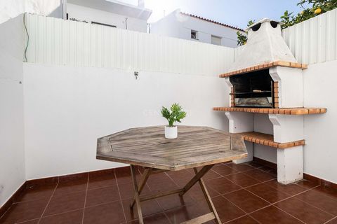 If you're looking for an apartment with a sunny patio where you can have your barbecues and meals outdoors after a beautiful day at the beach or leisure, this could be the apartment you're looking for. Located in Cabanas de Tavira, in the central are...