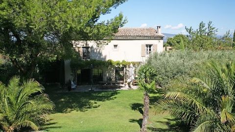At the foot of the Saint-Jacques hill in Cavaillon, beautiful traditional house with elegant and refined decoration. Located on a plot of over 2000m², the building benefits from a very beautiful lawned garden planted with very beautiful olive trees. ...