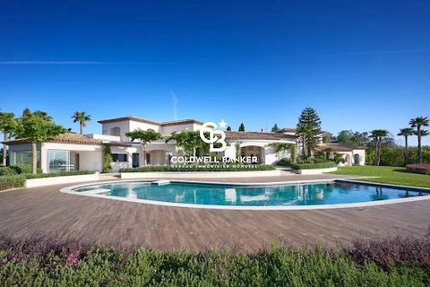 Cette propriété située dans un quartier résidentiel à TANNERON avec une vue panoramique exceptionnelle sur l’ensemble de la Côte d’Azur et plus particulièrement sur les Iles de Lérins et la baie de Cannes. TANNERON est un site exceptionnel, haut de g...
