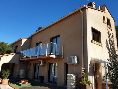 Great opportunity to combine life and work for this 240 sqm villa composed of - a large living room with beautiful living room, dining room, fireplace, facing south/east with direct access to a large terrace, a summer kitchen and garden, - an indepen...