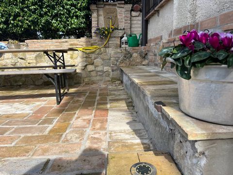 A pocos kilómetros del característico pueblo medieval de Giano dell'Umbria, ofrecemos a la venta una casa individual en dos niveles con jardín. Su construcción data del año 1900 pero ha sido reformada recientemente. La propiedad se distribuye en dos ...