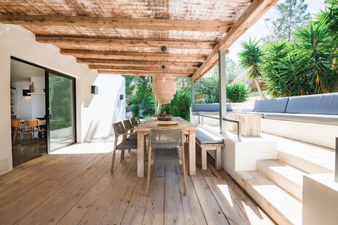 Beautifully presented four bedroom villa with sea views in Cala Vadella. This totally renovated villa is located in a very quiet area of Cala Vadella. The villa is located in a dead end street and has a sea view from the living room and terrace. By c...