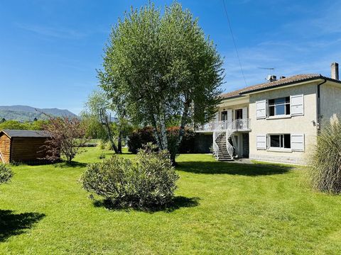 Ideally located 5 minutes from the town center of Saint-Girons, in a residential area, quiet, with a breathtaking view of the Pyrenees Mountains Spacious house of 250m² of living space, land of 2300m² flat and wooded with a well, indoor swimming pool...