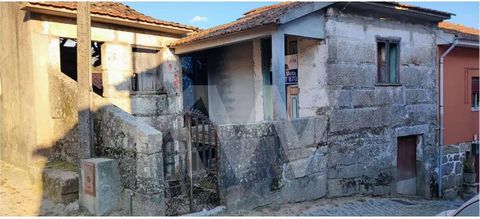 House of 4 fronts in a state of ruin, 165m2 Gross area and with 82.50 m2 of implantation, ideal for those who want to rebuild. This House has a lot of potential, because it has good sun exposure, and has a patio in the front. Located in a beautiful a...