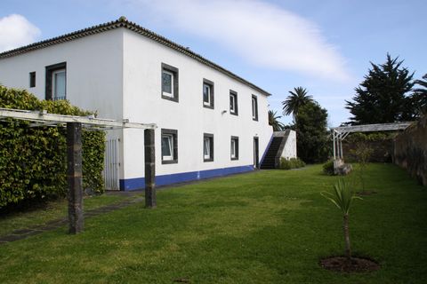2-bedroom apartment in an antique house full of history at Ponta Delgada. Located in the local botanical Garden António Borges and in the family since 1943, the apartments have a large garden to enjoy in a privileged area of the town, with all facili...