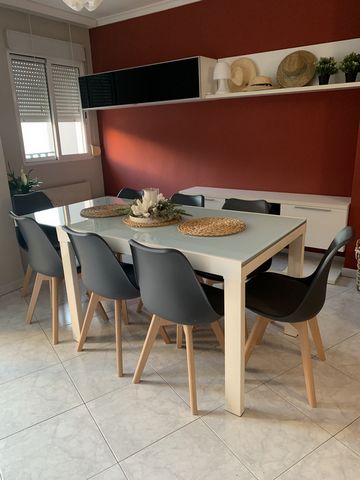Beautiful apartment 5 minutes walk from the beach and also 5 min. from the beautiful city center of Denia. The apartment has 3 bedrooms, a large terrace, a balcony. The rental includes 4 bikes, inflatables for the sea, sunbeds, etc. The apartment is ...