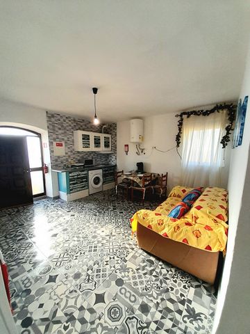 Nice flat in a villa, 1,4km from the most beautifull beaches of Albufeira as Sao Rafael, Castelo,Gale, Salgados with good wifi and Ethernet coneccion, good kitchen,quality beds and big bathroom.It also has a patio with you own table where you can hav...