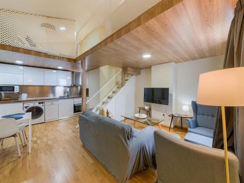 Wonderful duplex penthouse in the heart of Malaga for 4 people in one of the most popular areas of the city, the Soho area, right in front of Antonio Banderas' Soho Theater. It is an apartment with a main bedroom with two single beds and skylights in...