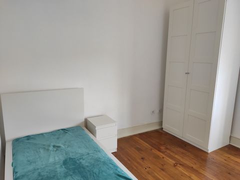 Room for rent, for a minimum period of two months, in the center of Amadora, approximately 15 minutes from Lisbon, with single bed, bedside table, closet, desk, chair, bookshelf. The apartment has a shared living room, bathroom, kitchen and pantry. T...
