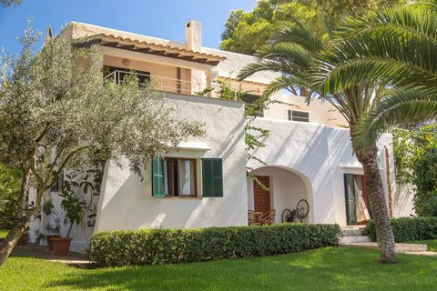 This house built in the 60s is a Mediterranean retreat in Mallorca where you can seamlessly blend work and leisure. Just two minutes away from two incredible beaches, it's perfect for unwinding or having an inspiring meeting under the sun. The villag...