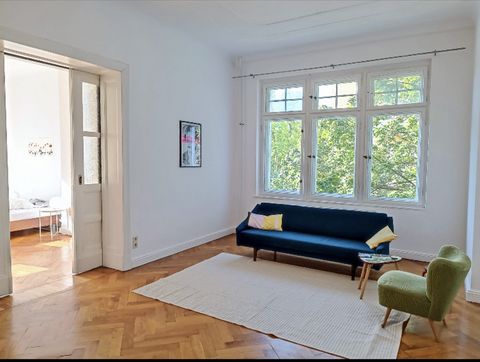 This apartment is a typical 'altbau' from 1910 with high ceilings, and 112 sqm (over 1200sq feet) of bright living space. It is south-west facing, on the 2nd floor with 2 small balconies, 3 bedrooms a large living/dining space, a kitchen and a bathro...