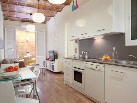 Charming apartment ideal for couples or small families, located in the authentic neighborhood of Gracia. Very well connected and surrounded by small cafes, supermarkets, restaurants and small boutique shops, just what you need to experience Barcelona...