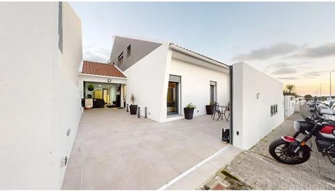 Welcome to this 4 bedroom villa, located in Livramento, Azores, located in the Vila Faia Village. Just 6 km from the center of Ponta Delgada, a mere 3 minutes from the stunning beaches of Populo and 10 minutes from public and private hospitals, it of...
