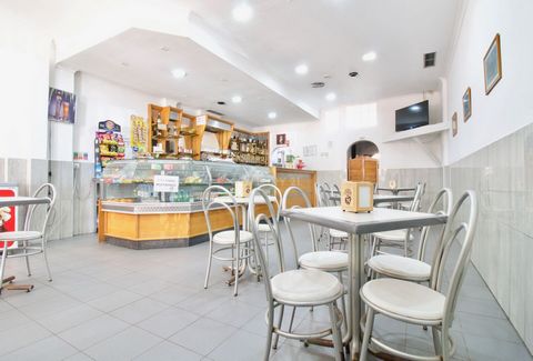 Welcome to Costa da Caparica, where the sun shines, the waves call and life is an eternal sea breeze! I present to you this ready-to-use cafe, located on the beachfront, on the busy Avenida General Humberto Delgado. With a spacious area of more than ...